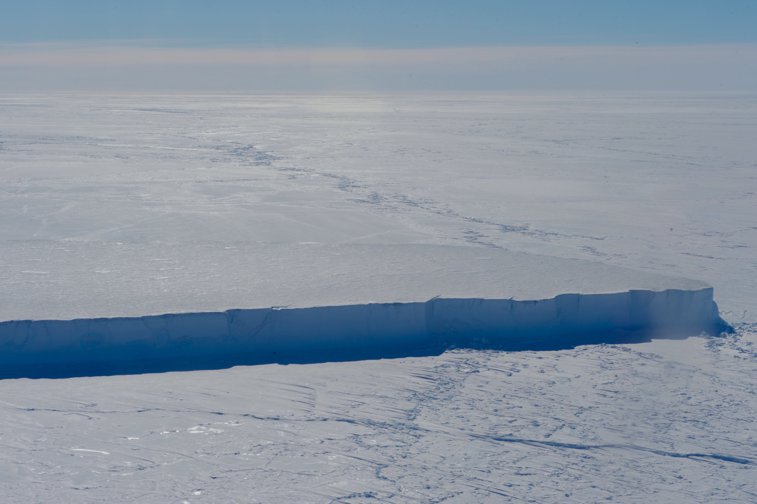 Imaginea articolului O zonă fascinantă care a stat ascunsă timp de 120.000 de ani, descoperită sub aisbergul masiv din Antarctica