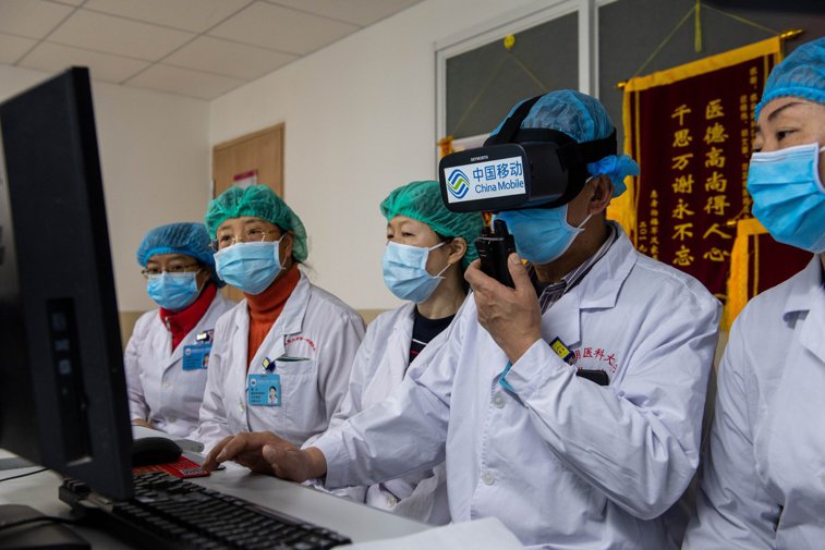 Imaginea articolului Nici în laborator, nici în piaţa din Wuhan. Genetician de la Cambridge, despre unde a apărut, de fapt, coronavirusul