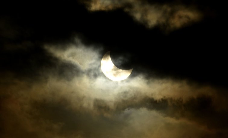 Imaginea articolului GALERIE FOTO. Noaptea trecută a avut loc o eclipsă de lună prin penumbră. Fenomenul a fost vizibil şi în România