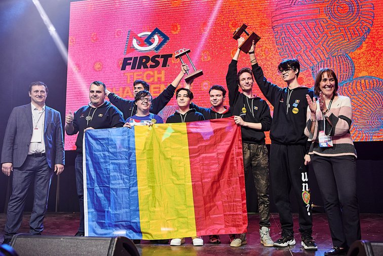 Imaginea articolului România a câştigat aurul la Campionatul Internaţional de Robotică cu puşti de 13 ani. Antrenorul lor este ”un copil într-un corp de adult”