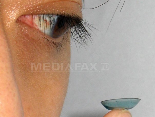 Imaginea articolului Lentile de contact care eliberează medicamente când simt presiunea ridicată a ochiului. Acestea ar putea fi folosite pentru tratarea glaucomului