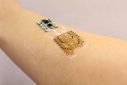 Imaginea articolului Un "bandaj inteligent" cu biosenzori ar putea ajuta la vindecarea rănilor cronice - STUDIU