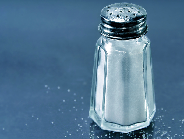 Imaginea articolului Semne care arată un consum mare de sare. Specialist: „Un consum ridicat de sare perturbă echilibrul natural de sodiu din organism"