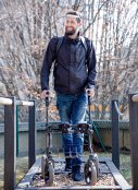 Imaginea articolului Tehnologie revoluţionară: un bărbat paralizat poate să meargă din nou datorită unor implanturi pe creier