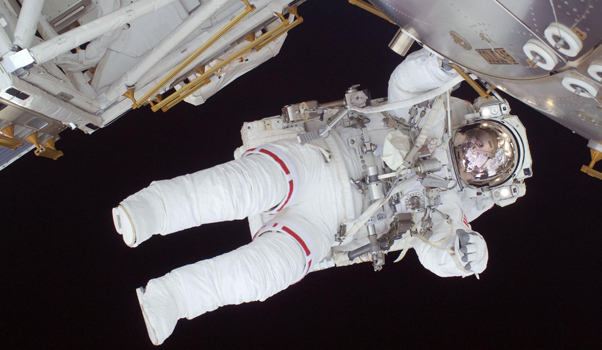 Astronauţilor de pe Discovery, la a treia ieşire pe orbită