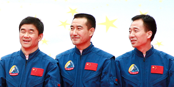 Trei "taikonauţi" - astronauţi chinezi - au efectuat un zbor de 68 de ore în spaţiu