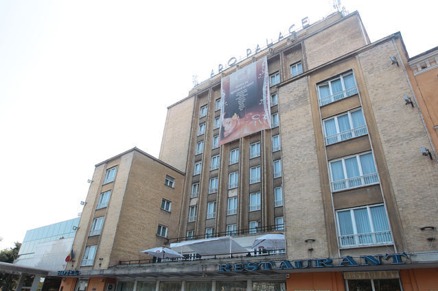 Aro-Palace cheamă acţionarii pentru a vota vânzarea hotelului Coroana-Postăvarul din Braşov la un preţ minim de 8,4 mil. euro. Compania vrea să distribuie dividende de 1,6 mil. euro