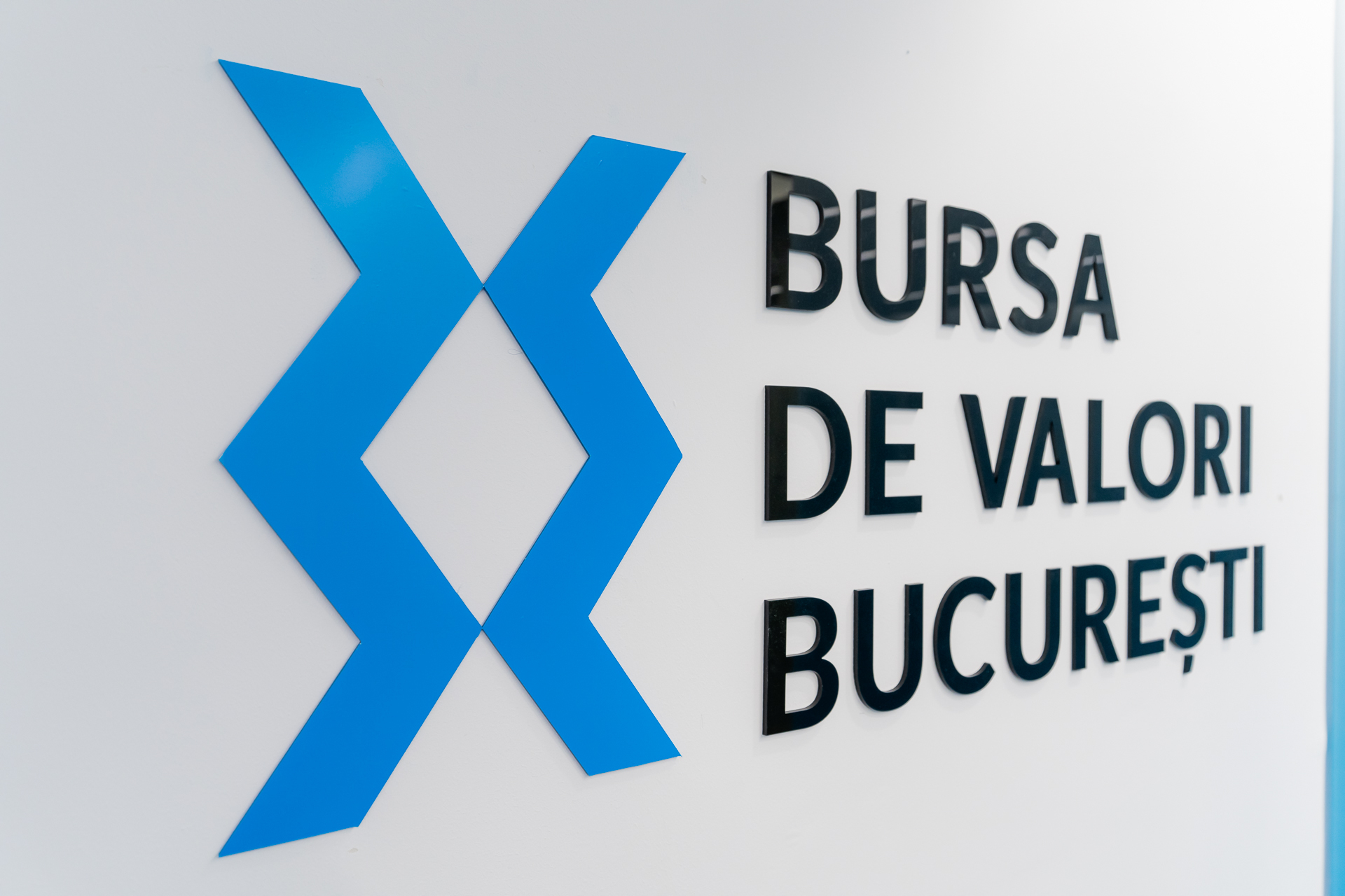 Jurnal bursier, 8 martie 2024: Bursa de Valori Bucureşti urcă la un nou maxim istoric. Acţiunile Petrom şi ale Fondului Proprietatea, plus 2%. Cele ale Hidroelectrica stagnează, iar ale TTS scad abrupt. Banca Transilvania, plus 0,2%