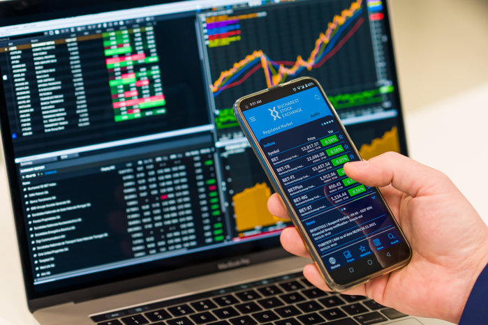 Cum a închis bursa: BET marchează a treia zi consecutivă de scădere, dar termină săptămâna pe plus. BRD pierde 1,4% după rapoarte. OMV Petrom câştigă 1,3%