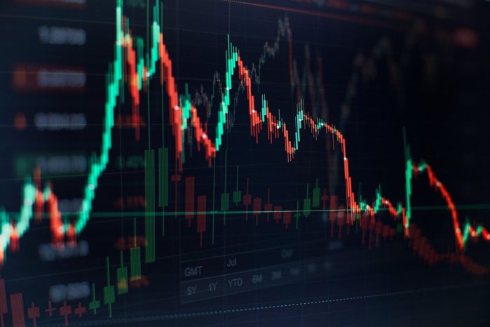 Bursa coboară joi şi pune capăt unei serii de şapte şedinţe consecutive de creştere în care a câştigat 37 mld. lei în capitalizare: BRD şi Transgaz, cele mai mari deprecieri de astăzi. Scade şi lichiditatea