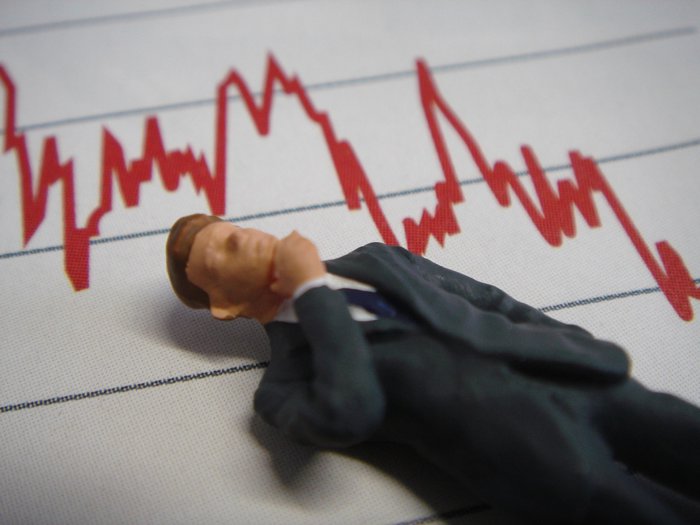 Bursa scade şi ajunge la trei şedinţe consecutive pe minus, cu MedLife, Cris-Tim şi Digi în topul scăderilor de luni. Un milion de acţiuni Transilvania Investments schimbă acţionarii
