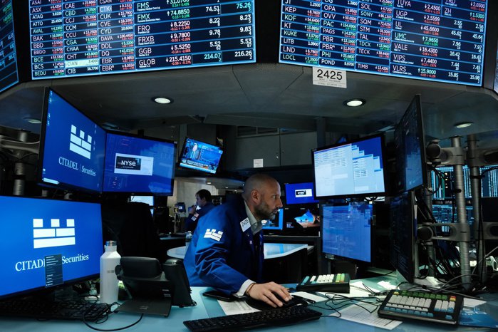 Wall Street-ul schimbă cipurile pe pastă de dinţi: acţiunile din sectorul bunurilor de consum de bază se îndreaptă spre cea mai bună lună din ultimii cinci ani 