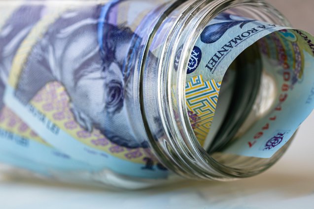 Inflaţia de 16,8% spulberă majorările recente operate de bănci la dobânzile la depozite. La niveluri ale dobânzilor la depozitele bancare retail în lei care în anumite condiţii depăşesc 8% pe o scadenţă de 12 luni, românii rămân în final cu o dobândă real negativă de cel puţin 8%