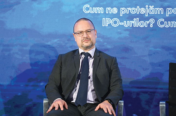 analist financiar explicând inflația și impactul său