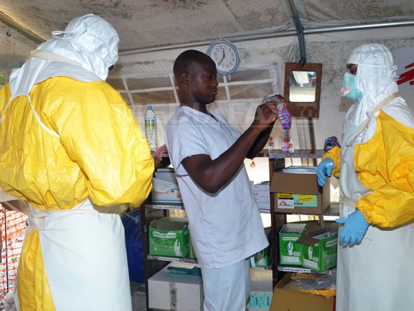 Un posibil tratament pentru Ebola subliniază indiferenţa companiilor farmaceutice faţă de victimile africane