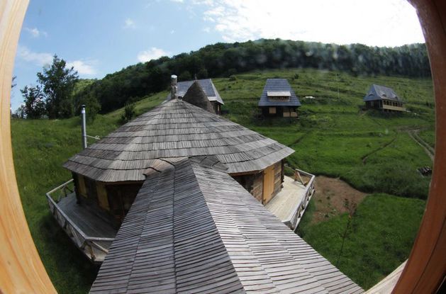 Raven's Nest - un sat de vacanţă unic în România