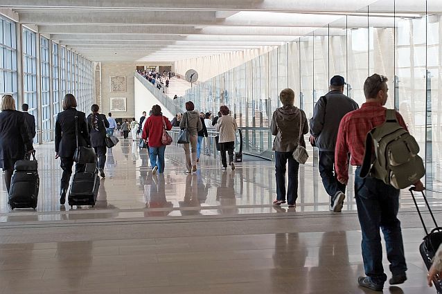 Trei reguli puţin cunoscute ale companiilor aeriene care te-ar putea salva într-un aeroport