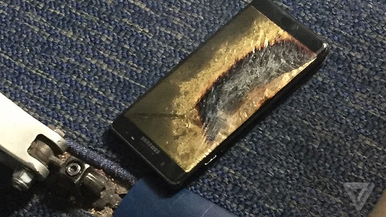 Dezastru de imagine pentru Samsung, după ce un telefon care a explodat într-un avion era să provoce o tragedie 