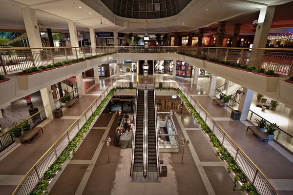 În timp ce în România se construiesc mall-uri la fiecare pas, în America situaţia este exact invers. Mall-urile americane “mor” încet, dar sigur: 8.600 de magazine se vor închide până la finalul anului în SUA