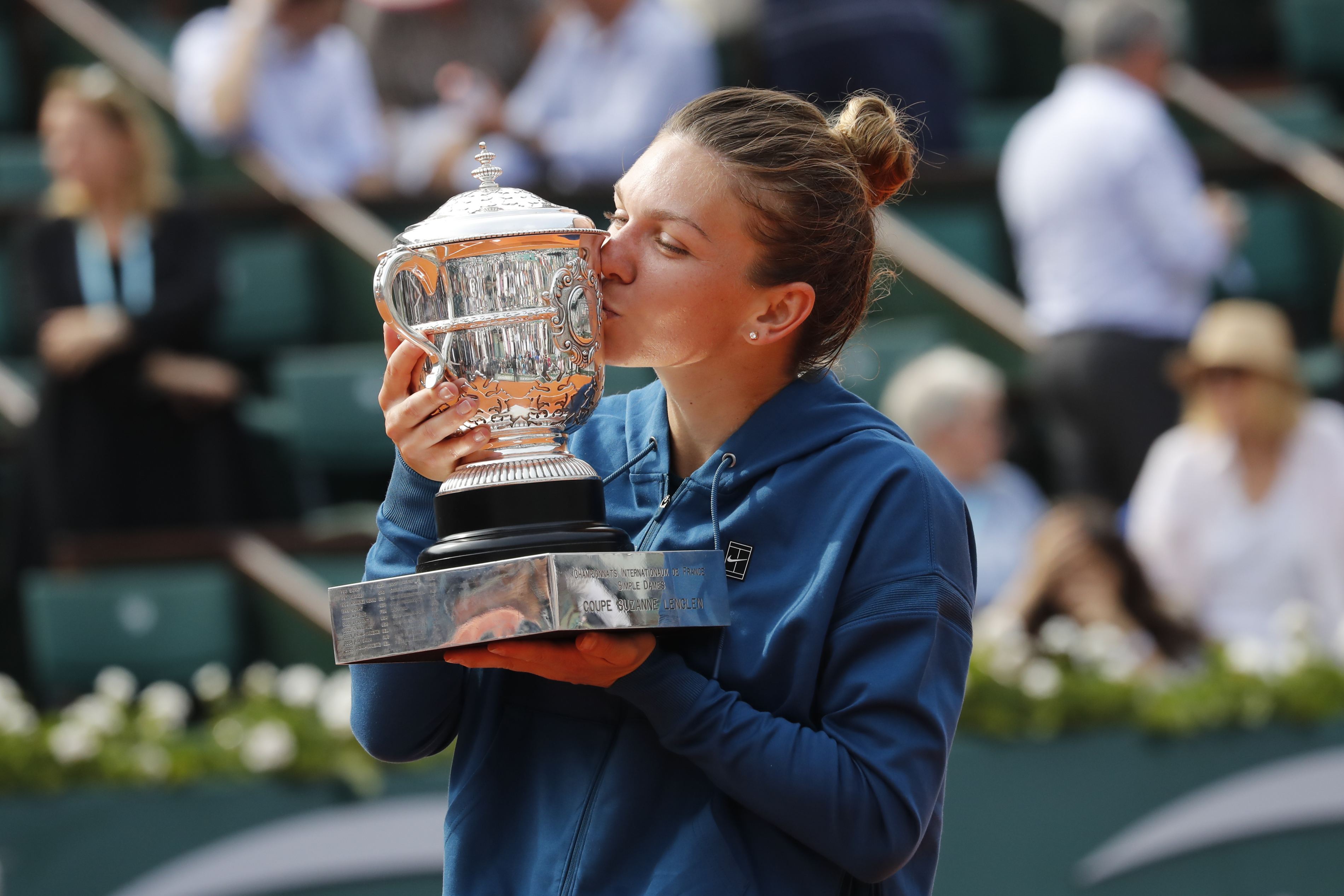 Simona Halep le-a prezentat fanilor marele trofeu de la Roland Garros. Apariţie perfectă a campioanei noastre, care i-a dezamăgit pe cei plecaţi în căutarea cadrului ideal