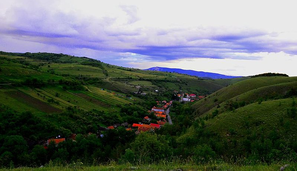 Unul dintre puţinele sate fără hoţi din lume se află în România. Aici localnicii lasă pungile cu bani în gard