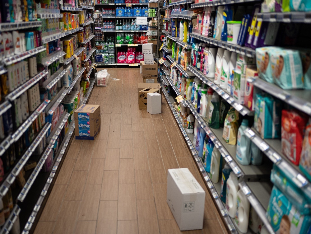 Metoda inedită pe care a găsit-o un supermarket pentru a descuraja oamenii să cumpere în exces produse de dezinfectat