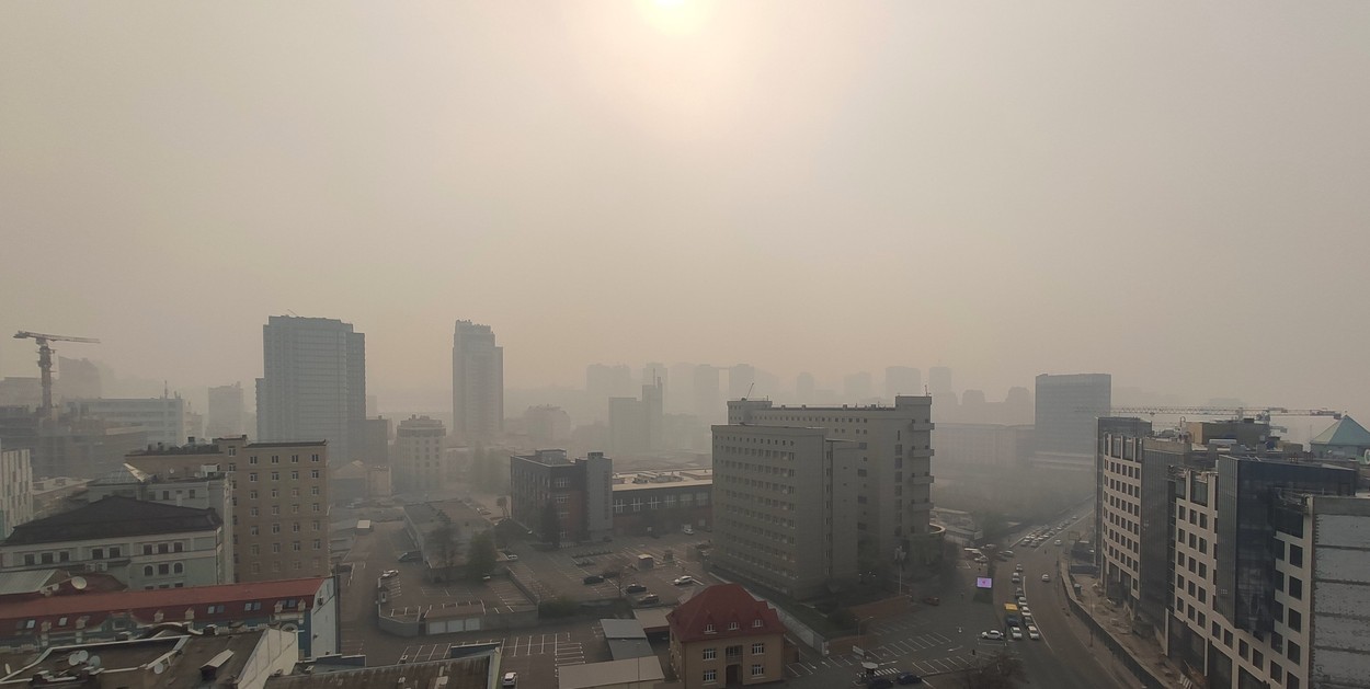 Kiev a devenit cel mai poluat oraş din lume, după ce incendiile radioactive de la Cernobîl au adus nori grei deasupra oraşului. Galerie FOTO 