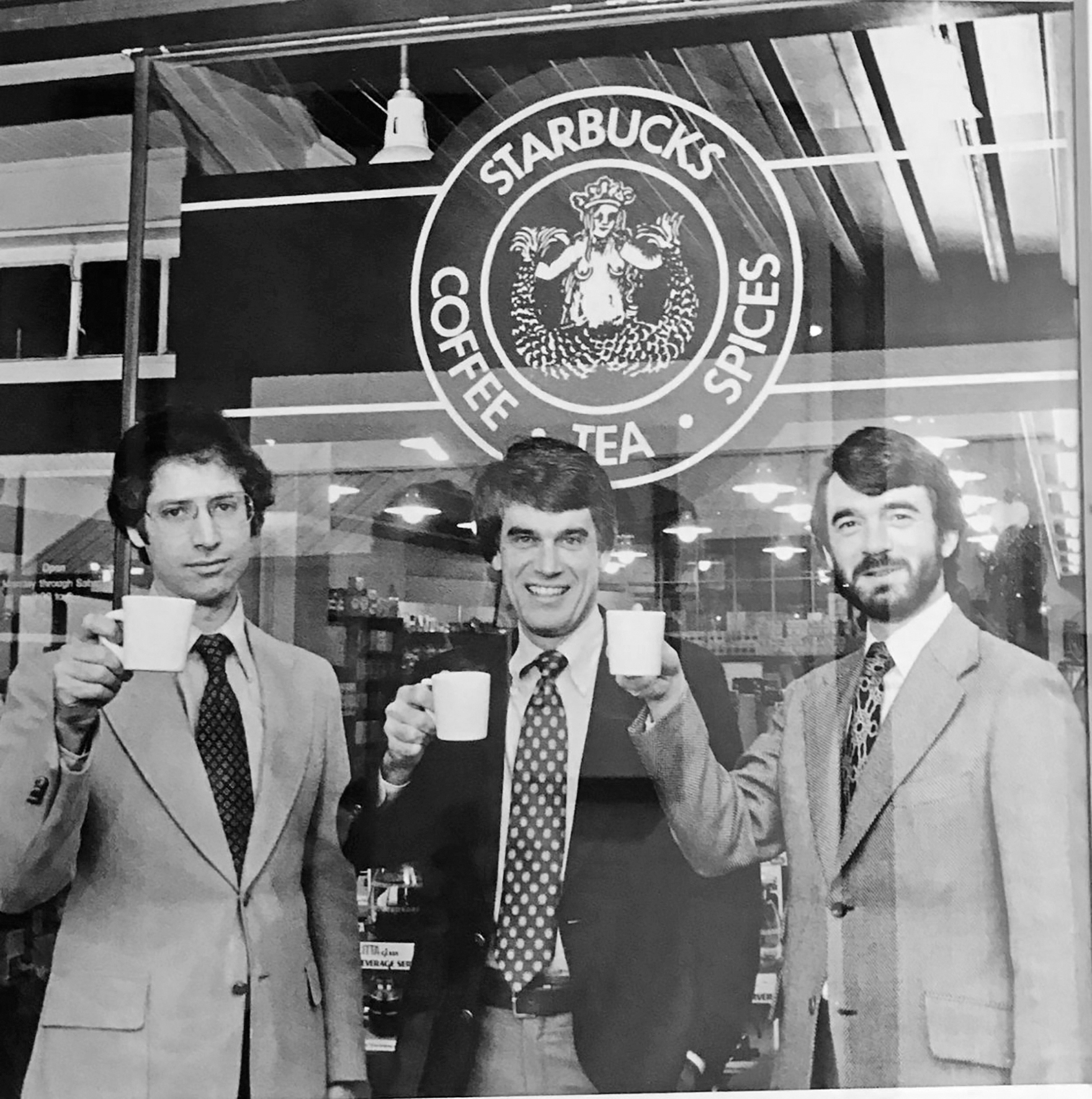 Business MAGAZIN. Cine sunt adevăraţii fondatori ai celebrului lanţ de cafenele Starbucks, un profesor de istorie, un scriitor şi un profesor de engleză: De abia peste 16 ani Howard Schultz a preluat acest business
