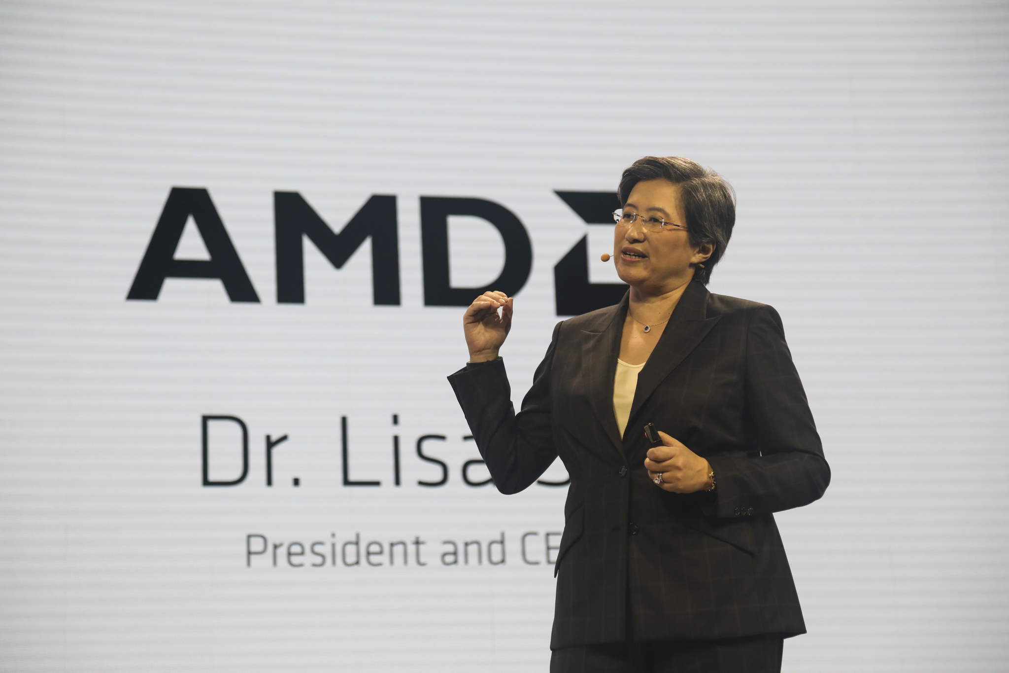 Cine face bani în criza cipurilor: Compania americană AMD a înregistrat vânzări mai mari cu 54% în T3 2021, pe fondul unei cereri puternice