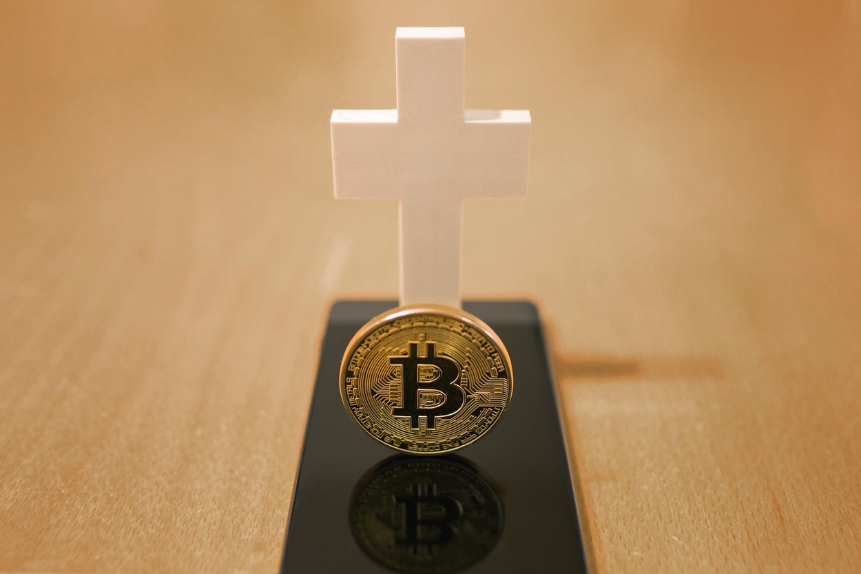 Bitcoinul şi „crucea morţii”: Cum poate evolua criptomoneda într-un an în care Goldman Sachs, „banca bogaţilor din SUA”, anticipează patru majorări ale ratelor dobânzilor