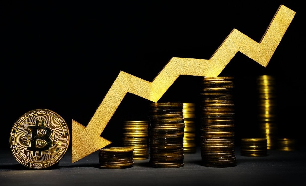 Prăbuşirea pieţei crypto continuă:  Bitcoin a ajuns la 18.638 dolari, Ethereum la 967 dolari. Egold a scăzut la 45 de dolari