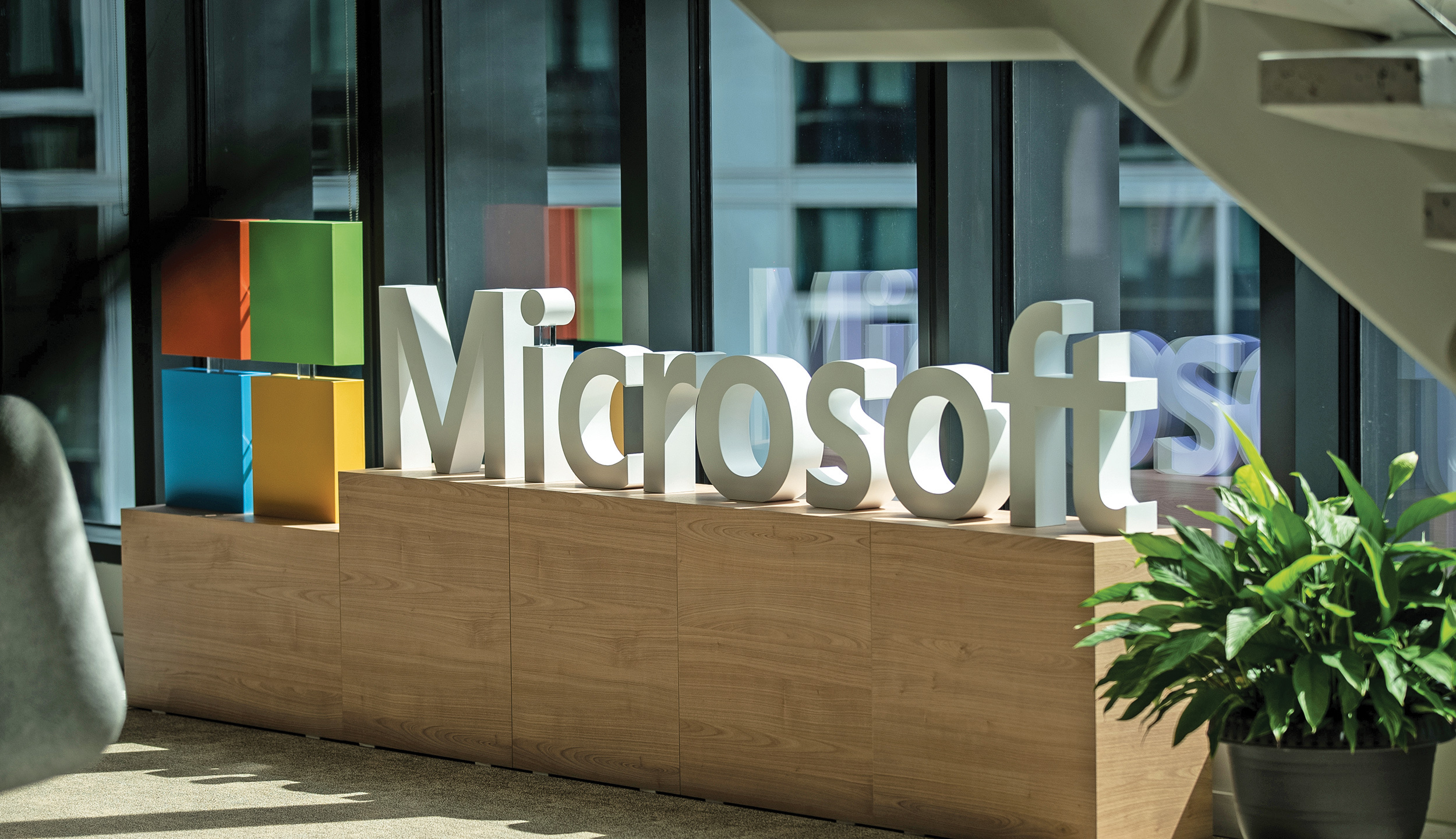 Microsoft a ratat aşteptările de venituri şi profit pentru al doilea trimestru din 2022. Acţiunile au crescut cu 4% datorită unor estimări optimiste pentru restul anului