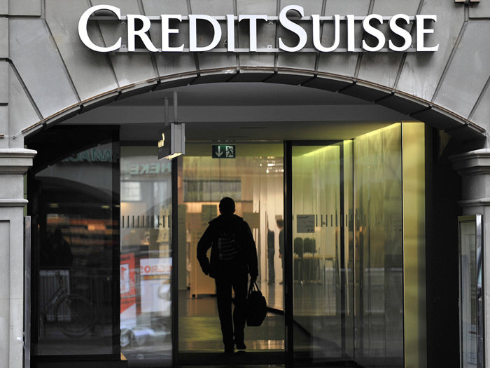 Mii de angajaţi ai Credit Suisse vor fi concediaţi după ce banca va fi preluată de UBS