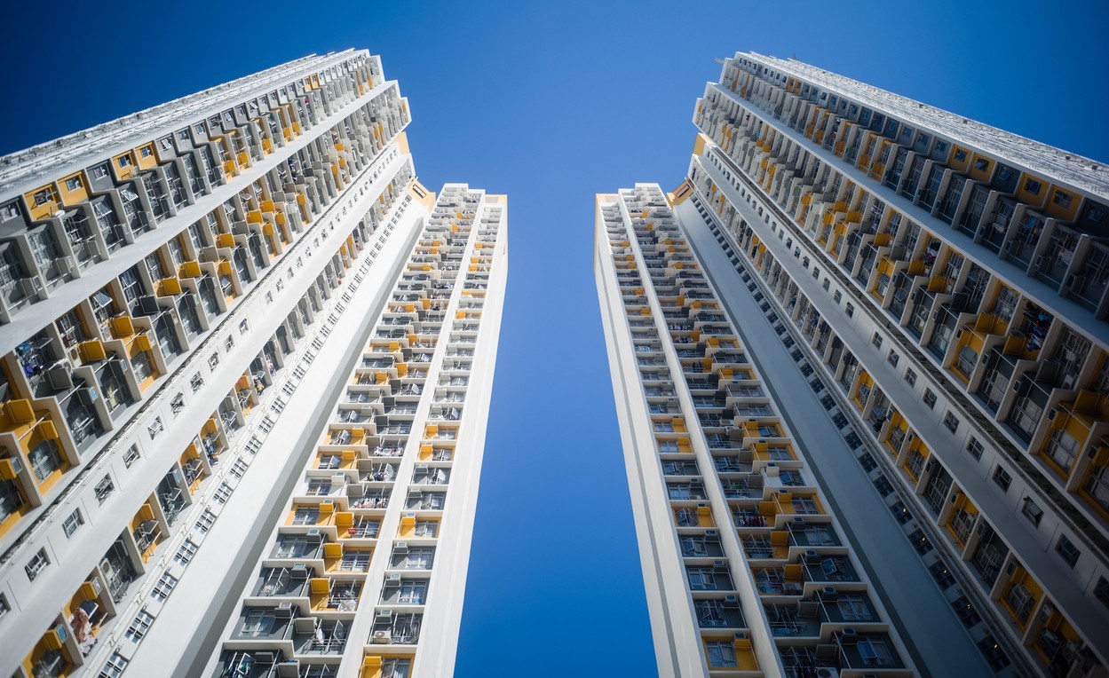 Business MAGAZIN. Compania responsabilă de cea mai gravă criză imobiliară cu care se confrună China este trasă la răspundere: Un tribunal din Hong Kong a emis o cerere de lichidare pentru gigantul Evergrande, cel mai îndatorat jucător din imobiliare la nivel global