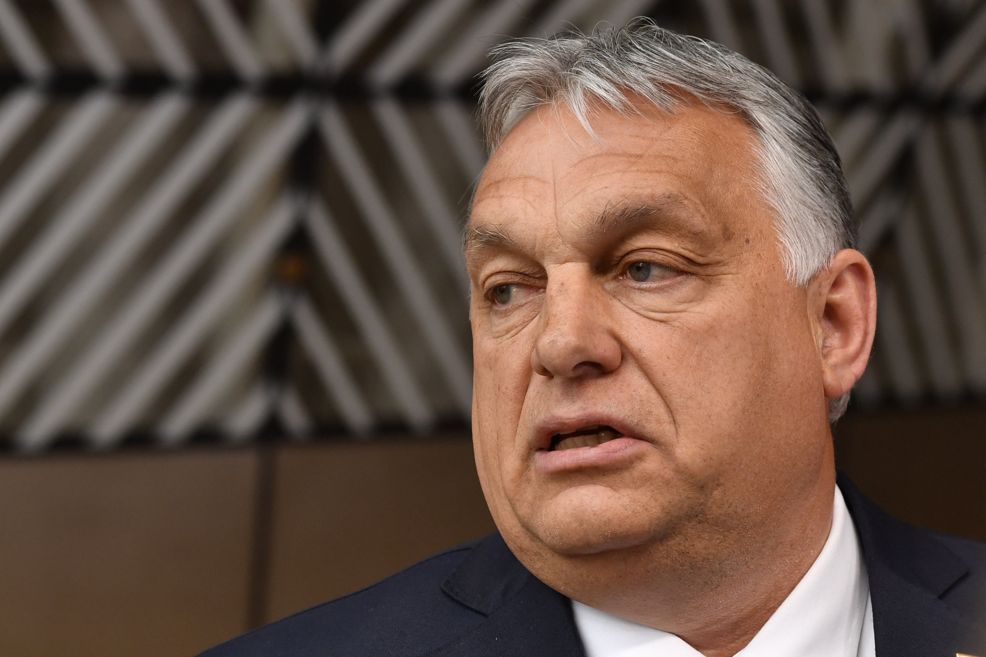 Business MAGAZIN. Viktor Orban a început să sperie investitorii: Premierul maghiar a intrat în conflict cu Gyorgy Matolacsy, guvernatorul băncii centrale şi fosta sa mână dreaptă pe problema reducerii dobânzilor. Reacţia investitorilor nu a întârziat să apară