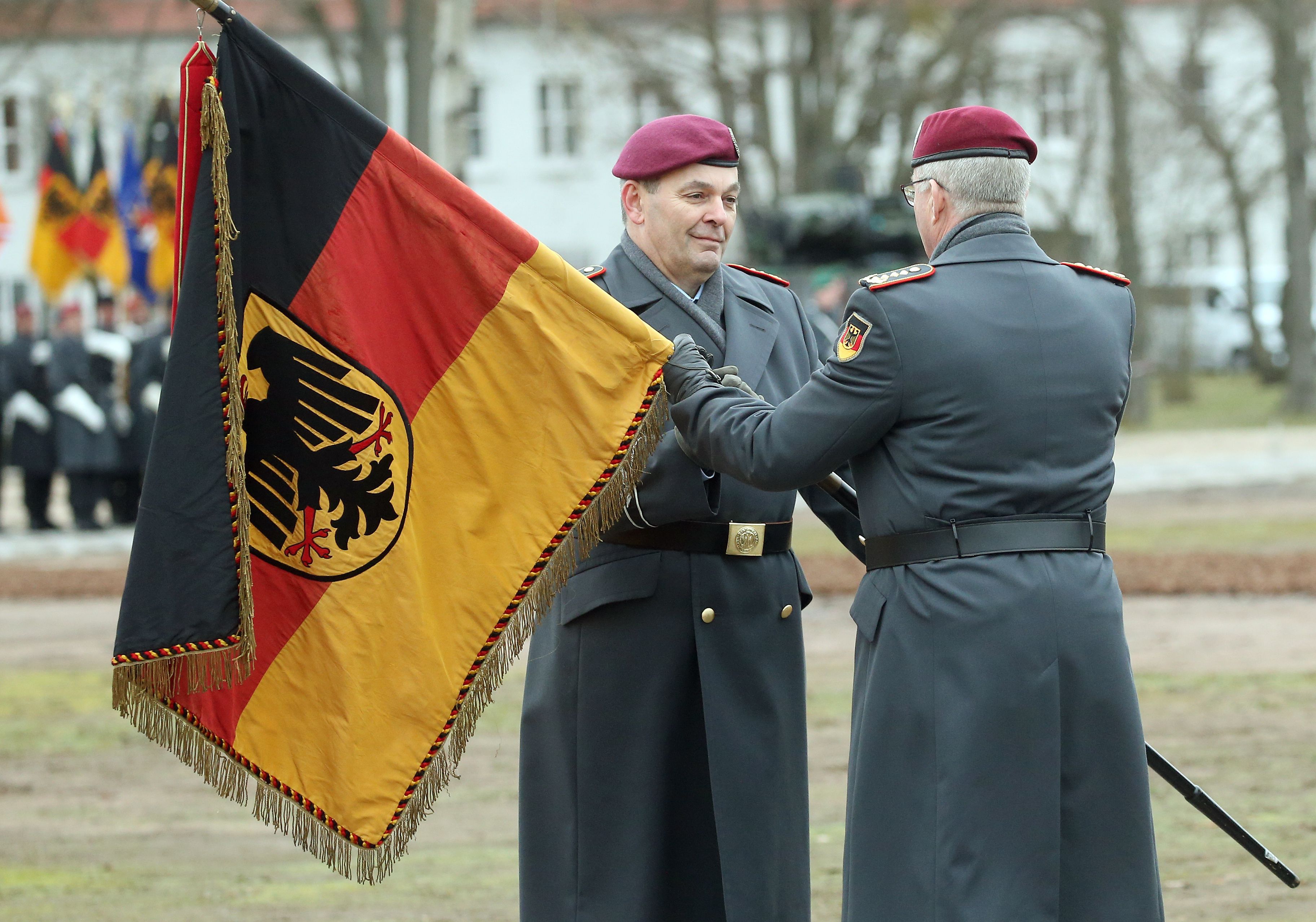Vremurile bune sunt pe sfârşite: Germania ia în considerare reintroducerea serviciului militar obligatoriu. „Obiectivul nostru este să restructurăm armata astfel încât să fie bine poziţionată pentru apărare în caz de război”