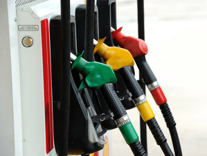 Soluţia lui Trump pentru preţurile prea mari la carburanţi? Guvernul le va permite camionagiilor să folosească motorină vopsită, rezervată până acum utilajelor agricole. În SUA, preţul motorinei a urcat cu peste 70% într-un an