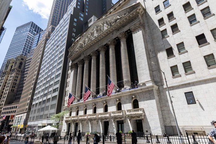 Petrolul sare de 112 dolari pe baril şi declanşează un val de vânzări pe bursele globale. Wall Street cade, iar Franţa reaprinde temerile unei crize a datoriilor în Europa