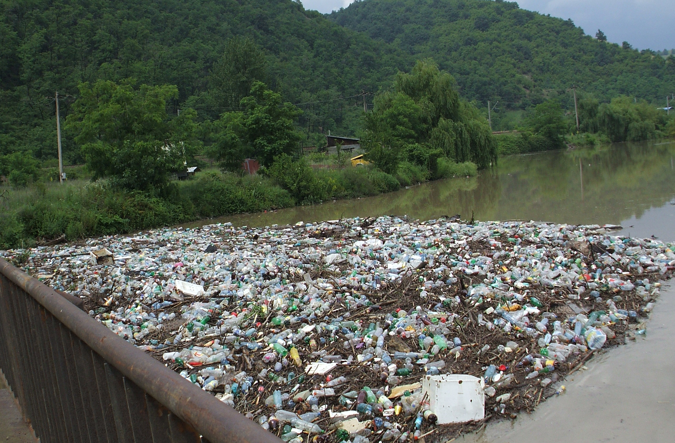 Ministerul Mediului trebuie facă un sistem funcţional de reciclare, nu să interzică pungile din plastic. Românii sunt prea săraci pentru a nu reutiliza pungile