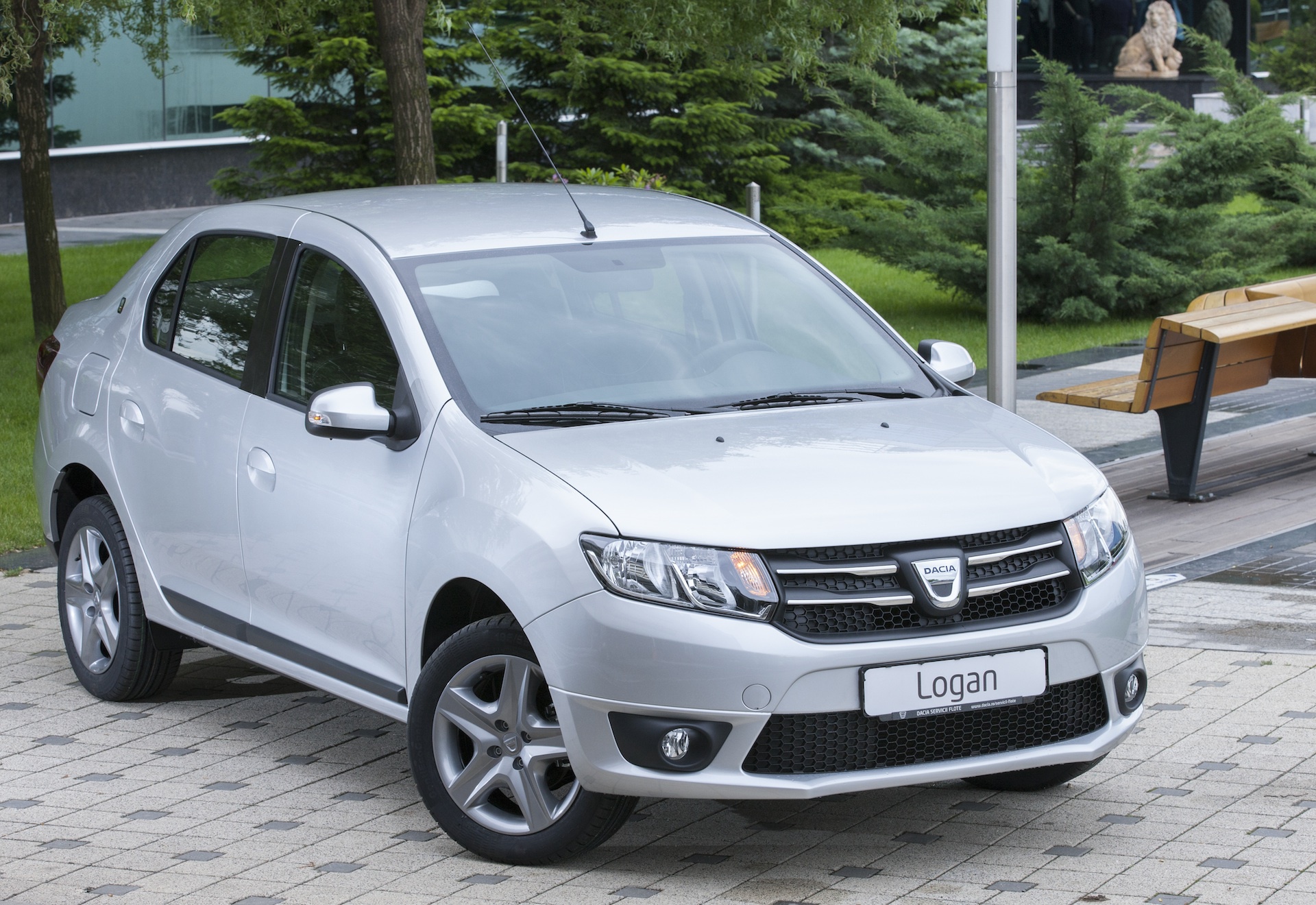 Test Auto ZF: Dacia Logan 1,5 dCi „10 ani”, Logan la standarde Renault