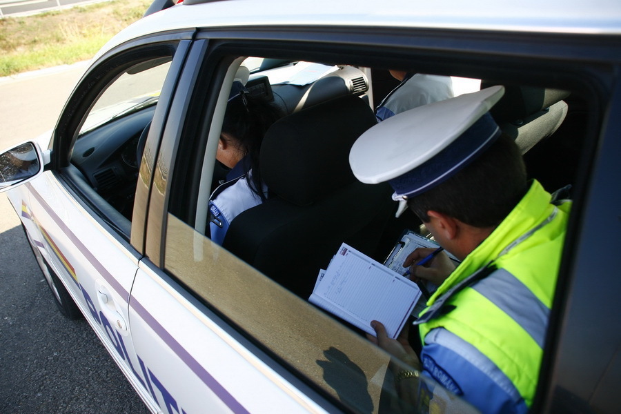 Schimbări în legislaţia rutieră, de astăzi: amenzi pentru şoferii care nu transportă copiii în scaune speciale sau cu centură. Ce alte măsuri sunt introduse