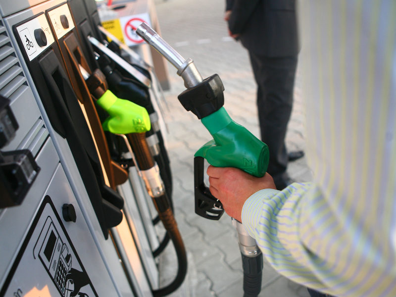 ProMotor: Preţul benzinei e aproximativ 4,50 lei/litru. Cât din această sumă sunt taxe şi impozite