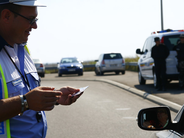Mesajul viral al Poliţiei Române pentru toţi şoferii. „Mi-a zis Gabriela că sunteţi pe strada cealaltă! Fata care vorbeşte la Waze!”
