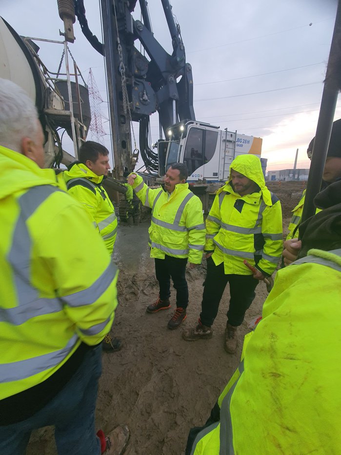 Ministerul Transporturilor vrea urgentarea lucrărilor de pe A0, întârziate din cauza condiţiilor meteorologice. „I-am solicitat constructorului creşterea mobilizării în teren, în aşa fel încât în această vară să putem circula intre A3 şi A2 la nivel de au