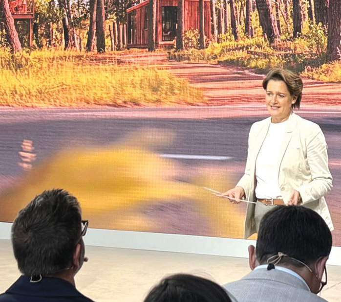 Statul român îşi consumă energia prin crizele politice de la Bucureşti, în timp ce Ungaria inaugurează fabrici BMW şi BYD, iar CEO-ul Dacia laudă şi vizitează Turcia şi Marocul, nu Mioveniul unde au loc reduceri de personal