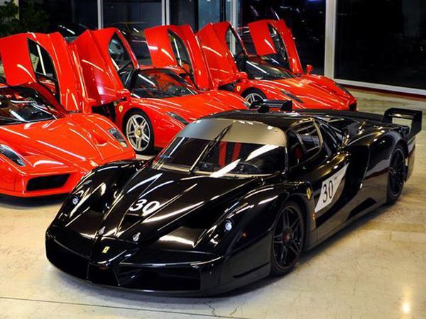 Un Ferrari Enzo şi un Ferrari FXX, ambele deţinute de Michael Schumacher, sunt de vânzare