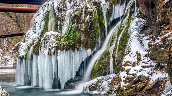 Cascada Bigăr, una dintre cele mai frumoase din lume, este îngheţată. Galerie FOTO