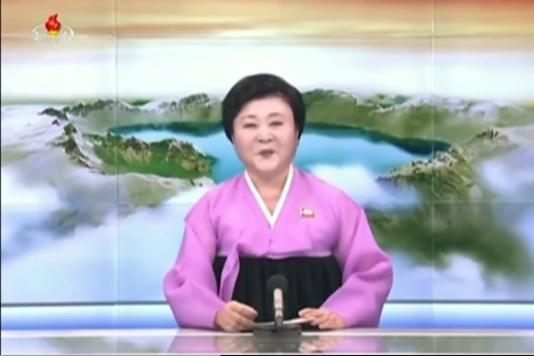 „Doamna în roz” a Coreei de Nord va fi cea care va anunţa Apocalipsa. Cine este Ri Chun-hee, crainica TV la auzul căreia „duşmanii tremură de frică”