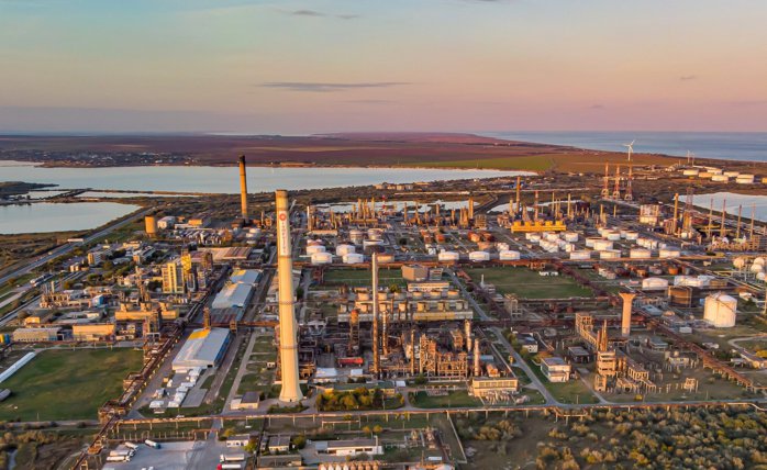 Ce spune Rompetrol după protestul angajaţilor de la Petromidia: salariile, care sunt în medie de 10.900 de lei pe lună, nu pot fi crescute în 2026 din cauza impozitului minim pe cifra de afaceri. „Ar pune în pericol stabilitatea financiară, lichiditatea, 