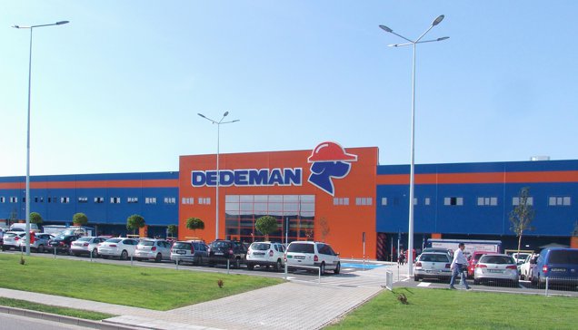 Decizie de marketing curajoasă. Pentru prima oară, un brand românesc încearcă să cucerească piaţa elenă: Fraţii Pavăl duc brandul Dedeman în Grecia, prin rebranduirea magazinelor Praktiker, preluate în 2025. Planul include şi introducerea în magazinele din Grecia a produselor sub marcă proprie, fabricate în România